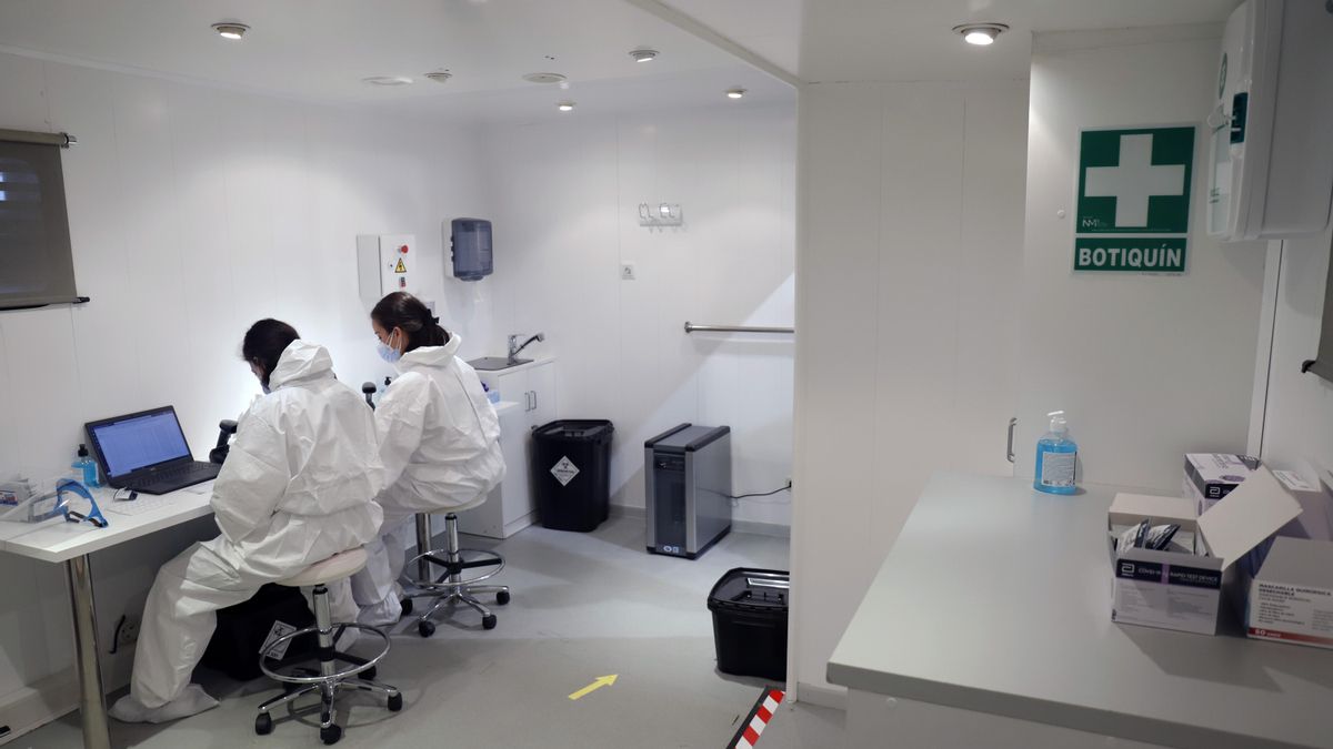 Archivo - Vistas del interior de uno de los camiones que recorrerán Andalucía con equipos móviles para hacer pruebas del covid, donde está previsto realizar 700 pruebas de PCR al día, en la imagen dos sanitarias manipulan dichos test. Málaga a 27 de novie