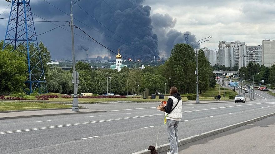 Ucrania lanza el ataque más grande sobre Moscú desde el inicio de la guerra e incendia una refinería de petróleo