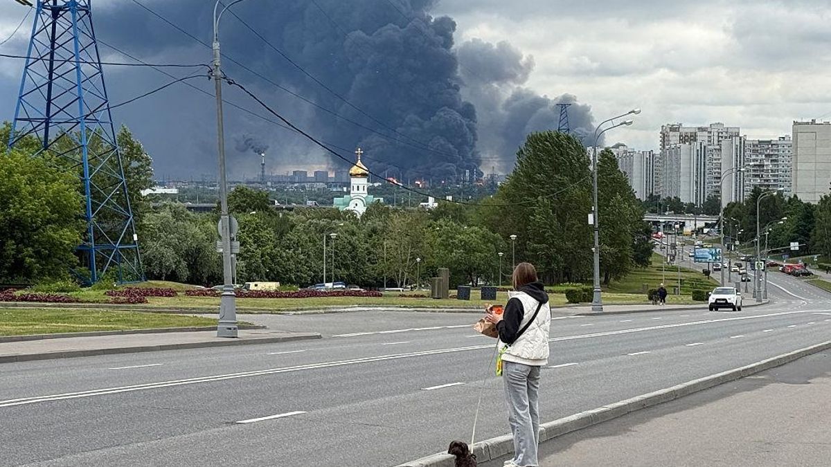 Un ataque masivo de Ucrania con drones incendia una refinería de petróleo en Moscú