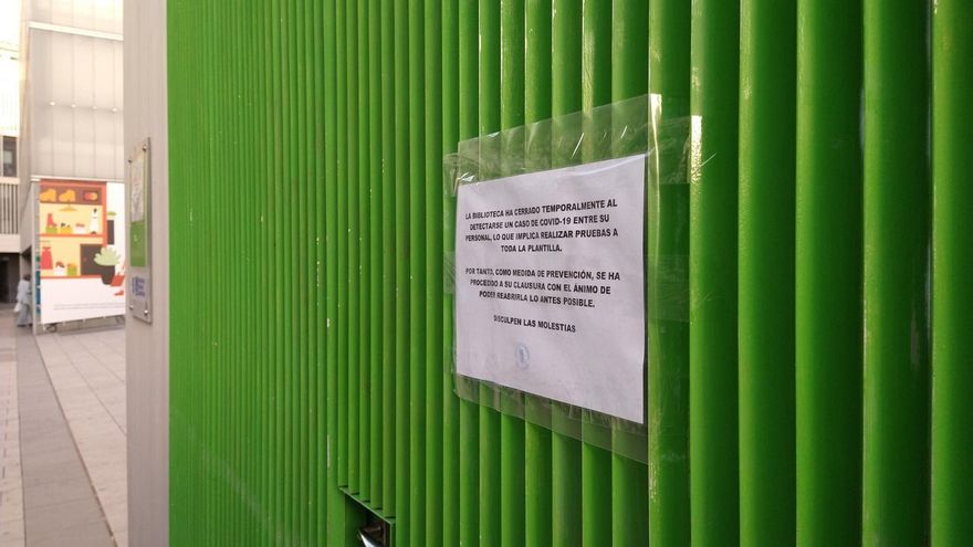Puerta de la biblioteca Vargas Llosa, cerrada por un positivo de Covid-19 el viernes | SOMOS MALASAÑA