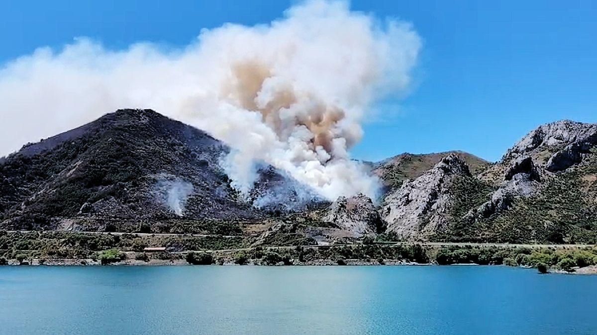 El incendio de Sena de Luna se mantiene activo y perimetrado junto al de Ribota de Sajambre