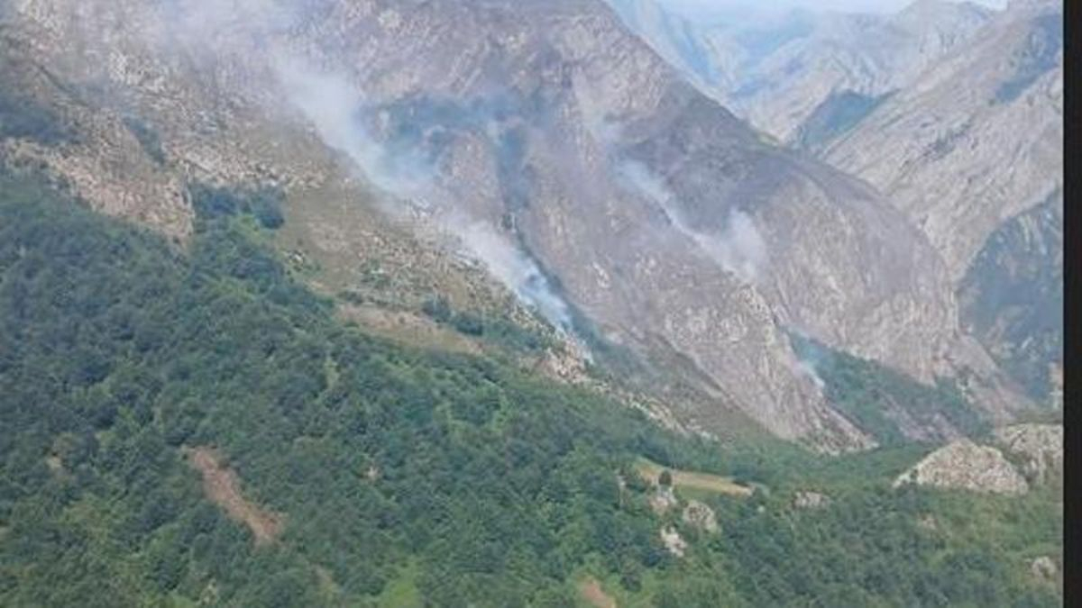 El riesgo de avance hacia el noroeste del incendio de Picos de Europa mantiene su nivel de gravedad pese a su mejoría