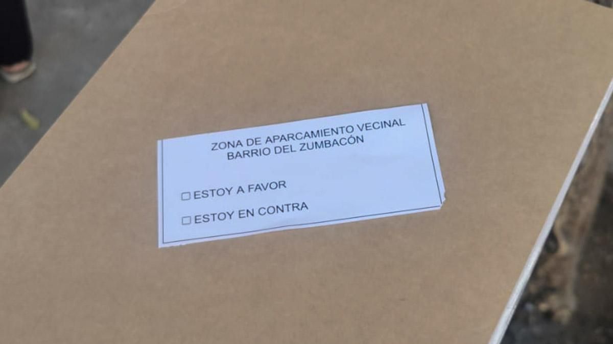 Votación por la zona de aparcamiento en el barrio de El Zumbacón