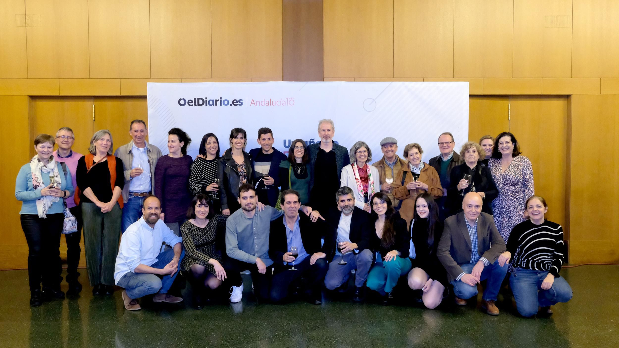 Lectores y socios y parte de la redacción posan para la ocasión