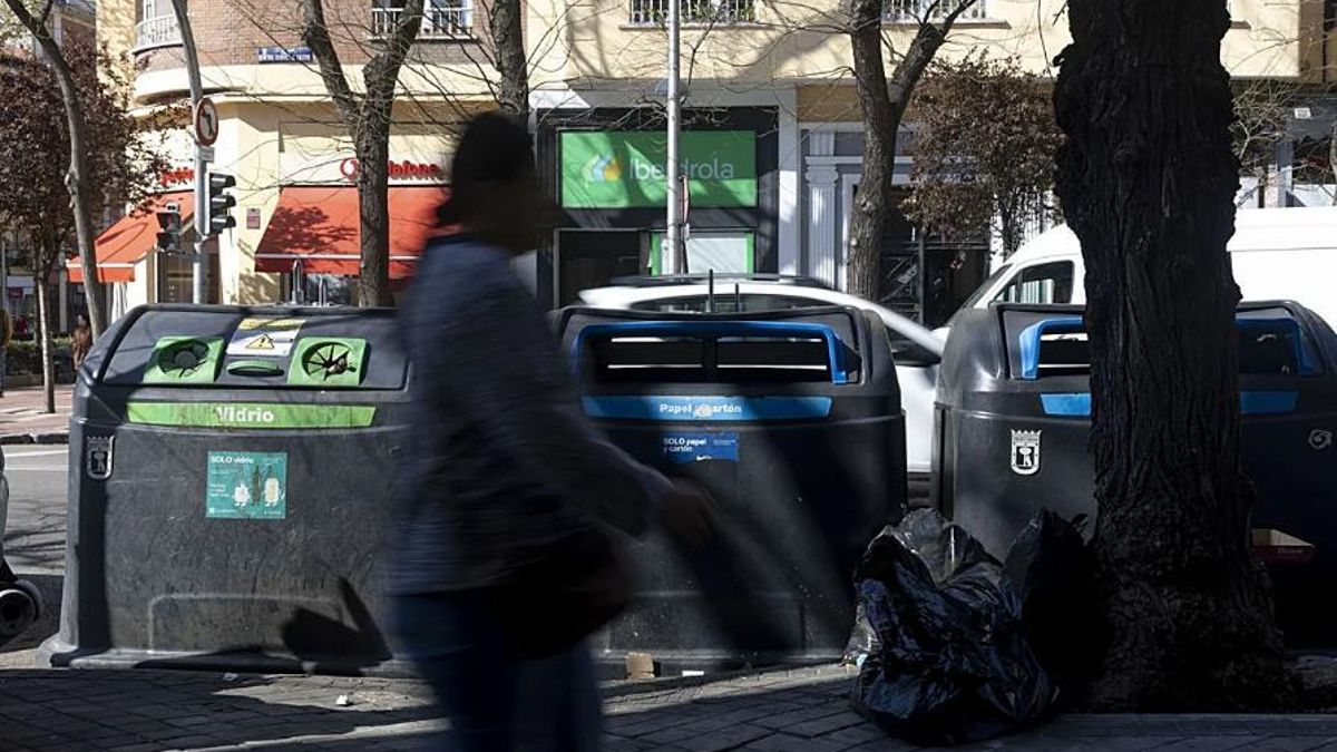 El PSOE inicia una campaña por los 21 distritos de Madrid para que Almeida "devuelva la pasta" de la tasa de basuras