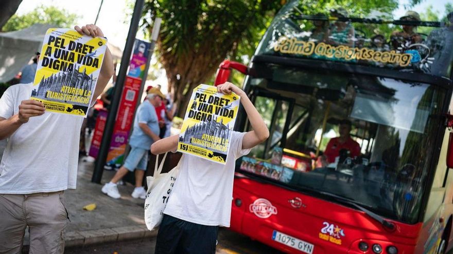 "Violencia es no poder acceder a una vivienda": los autores del 'manual de acción' contra la turistificación se defienden