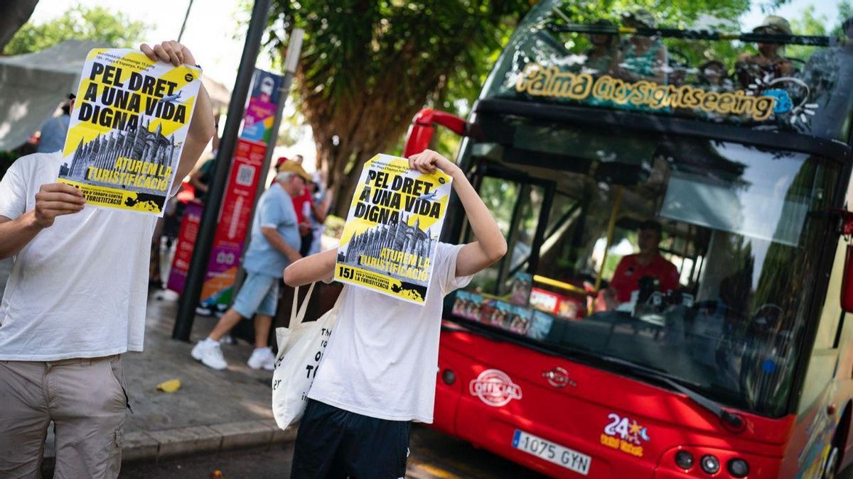 "Violencia es no poder acceder a una vivienda": los autores del 'manual de acción' contra la turistificación se defienden