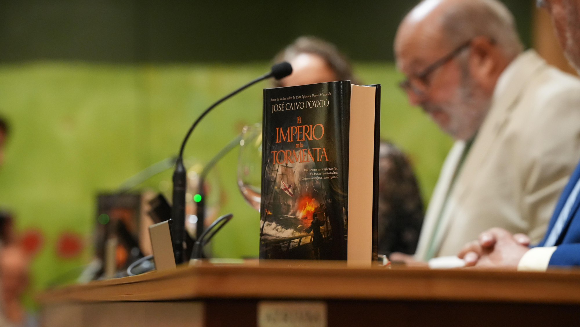 José Calvo Poyato presenta su novela ‘El Imperio en la Tormenta’ en el Colegio de la Abogacía de Córdoba, junto al decano Carlos Arias