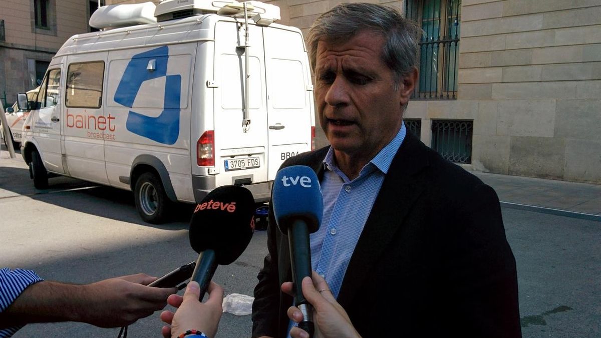 PP dice que Colau "se ha quitado la careta" al colgar en el Ayuntamiento la pancarta con el lema 'Més democràcia'