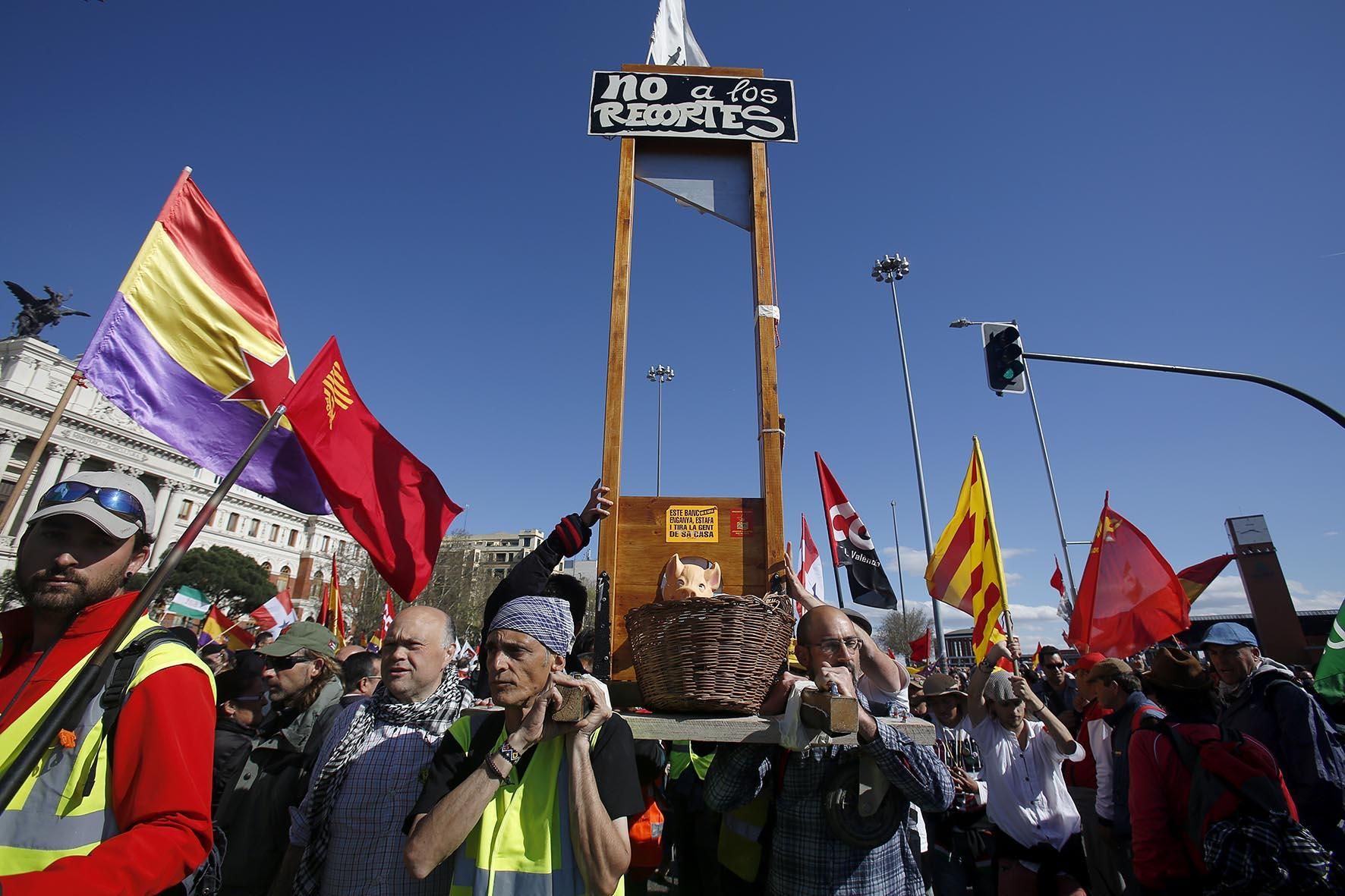 Algunas de las exigencias de los manifestantes durante las marchas / Olmo Calvo
