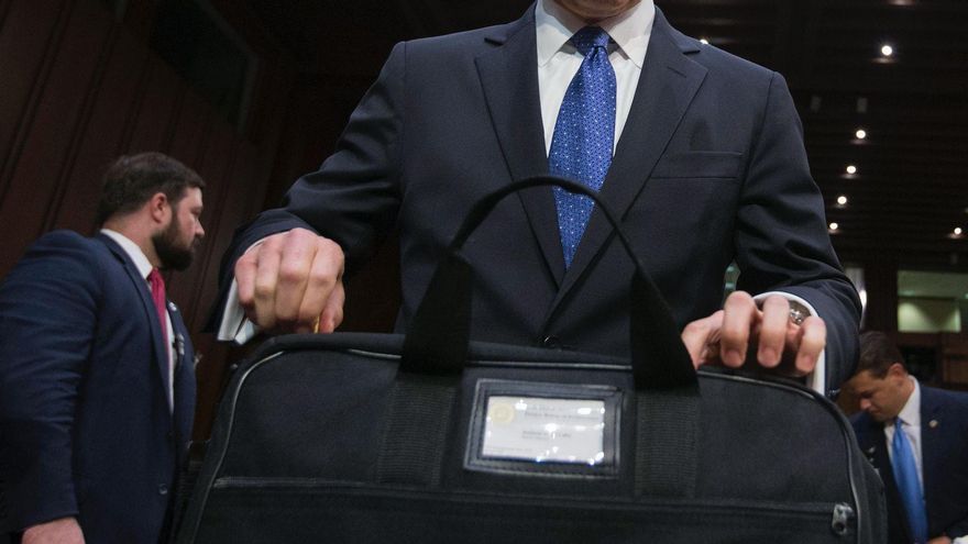 Sin placa, con maletín de billetes y dos pistolas: retrato robot de un testigo clave en el espionaje a Bárcenas