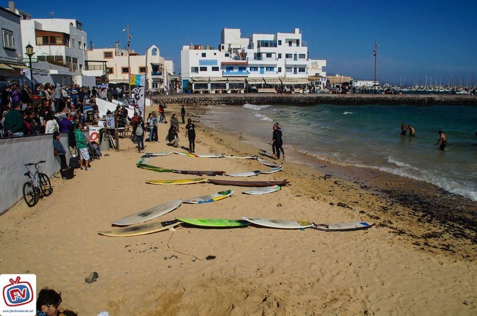 "La ola es nuestra, no de Repsol". @canariasnoseven