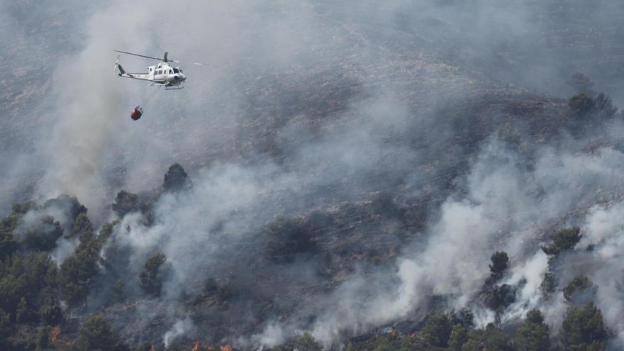 Vista del incendio de La Vall d'Uixò (Castellón), este sábado.