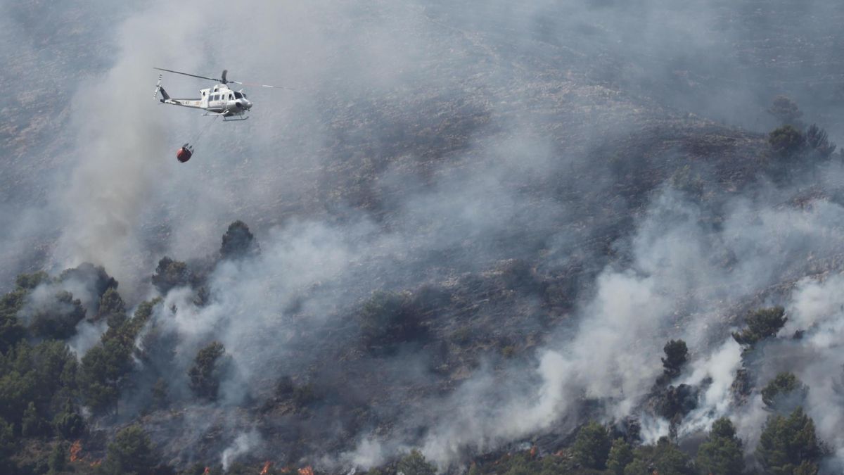 Vista del incendio de La Vall d'Uixò (Castellón), este sábado.