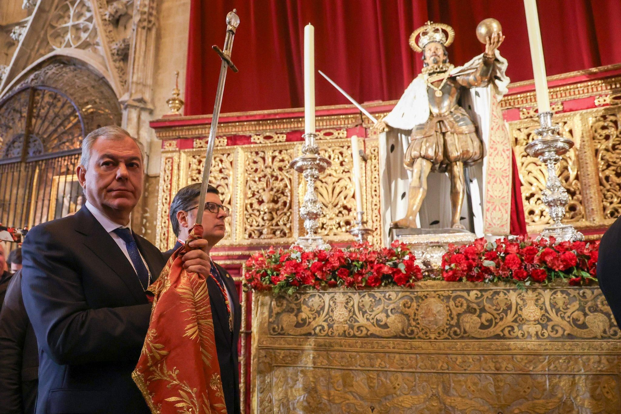 José Luis Sanz, acompañado por Álvaro Pimentel, junto al paso de San Fernando que procesionará el sábado.
