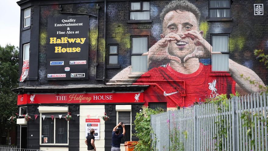 Un mural en homenaje a Diogo Jota del artista John Culshaw en el lateral del pub Halfway House, en Liverpool, inaugurado el 16 de julio de 2025.