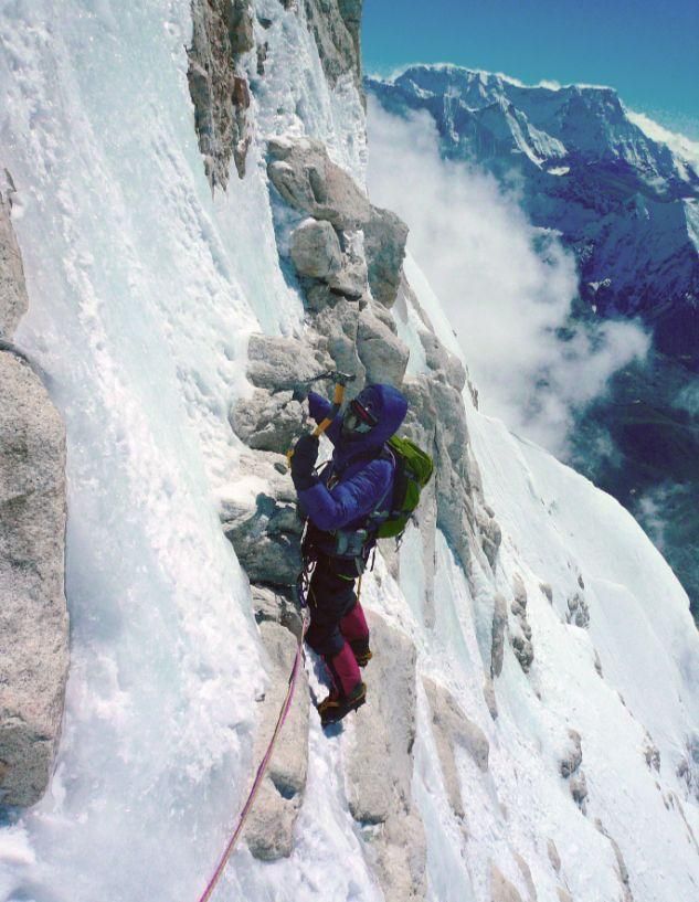 Sthéphane Benoist, durante el tercer día de ascensión, negociando uno de los pasos clave de la vía: M5 a 7.050 metros.
