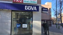 Sucursal de BBVA en Usera, donde varios ciudadanos chinos han ido a poner reclamaciones ante el bloqueo de cuentas