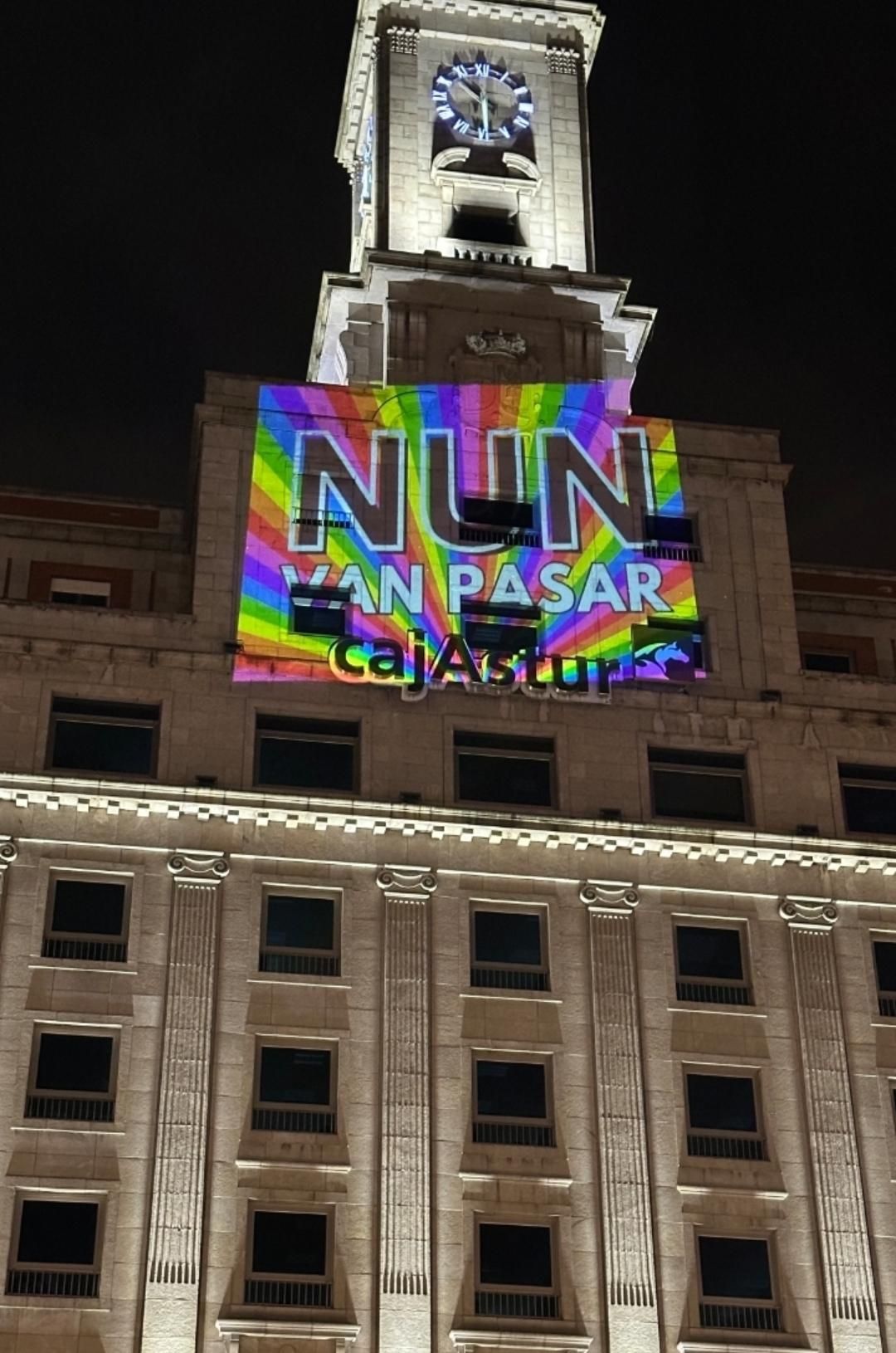 Una de las proyecciones realizadas por Ama Asturies en el edificio de Unicaja (antigua Cajastur), en la Plaza de La Escandalera, en la capital asturiana.