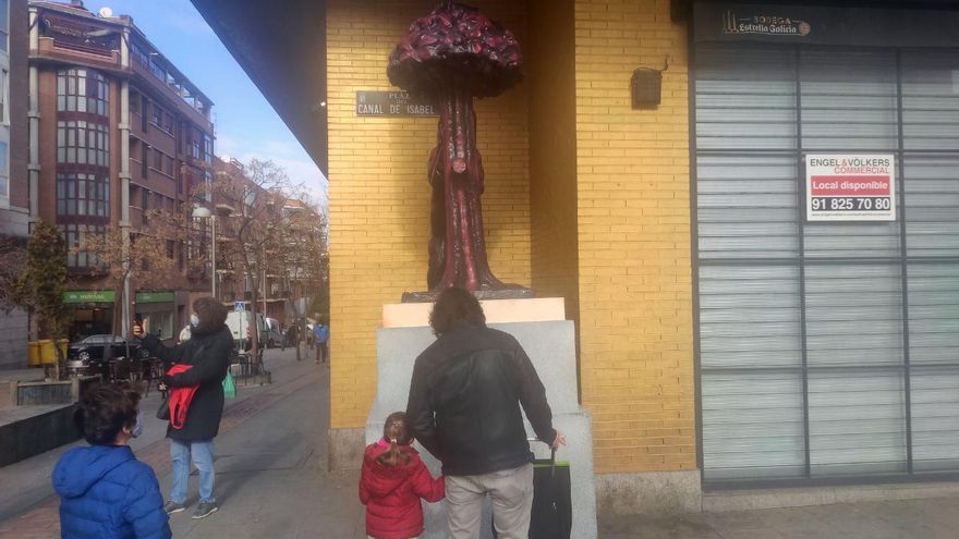 El oso y el madroño colocado en el centro de una plaza de Tetuán es apartado a una esquina donde no molesta al juego de los niños