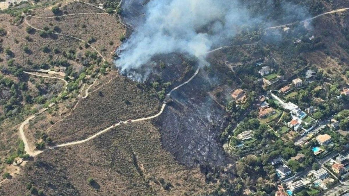 Los Bomberos estabilizan el incendio del parque natural de Collserola entre Barcelona y Esplugues