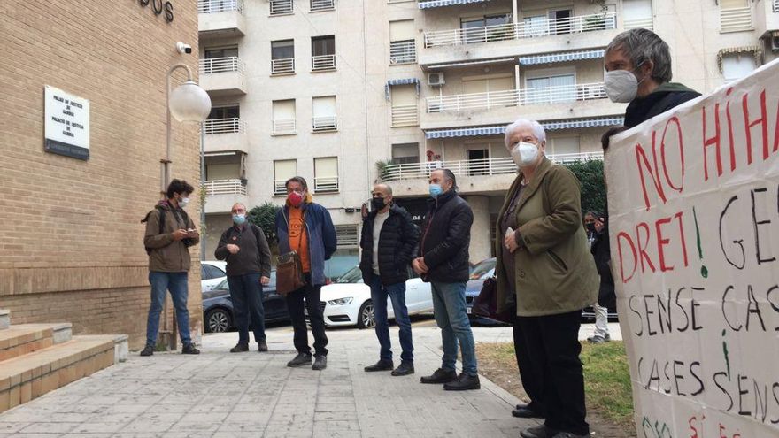 Suspendido el juicio contra un activista de la PAH de 75 años que se enfrenta a un año y medio de prisión por protestar en un desahucio