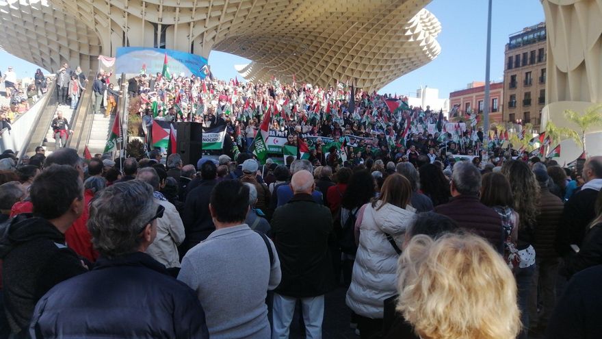 Un millar de voces cantan en Sevilla por la paz en Palestina y en el Sáhara: "Una canción llega más lejos que una bala"
