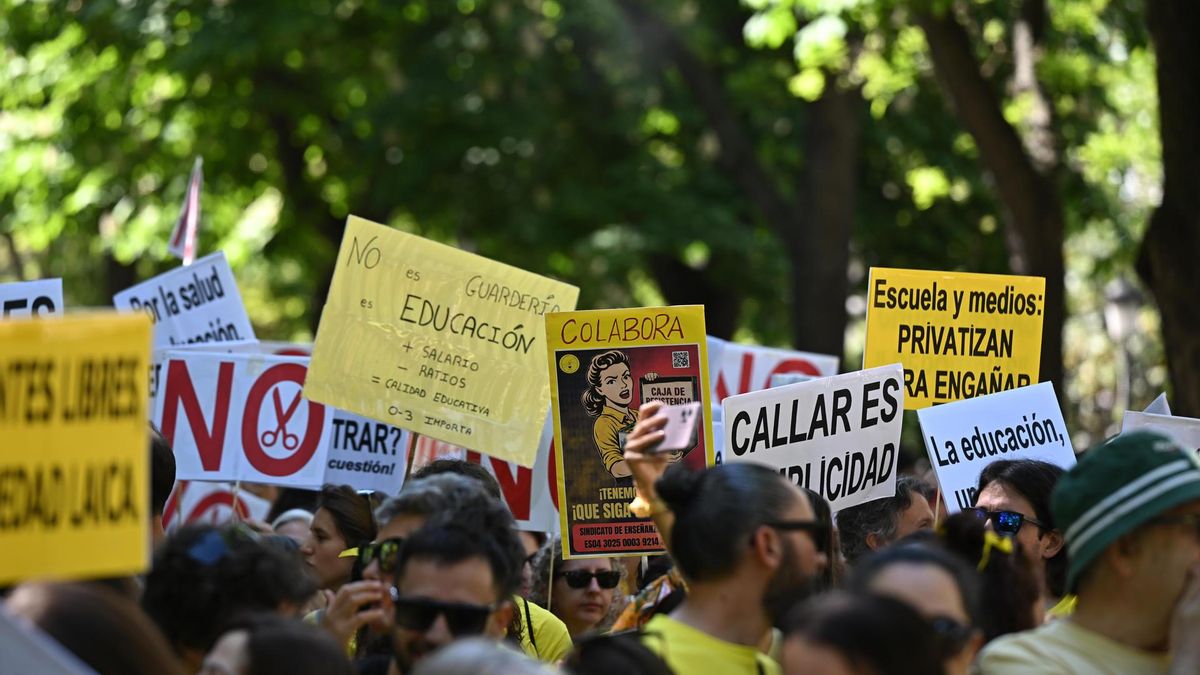 Vista de la manifestación en defensa de la educación pública convocada por la plataforma UCMxlapública y que recorre este domingo Madrid de Atocha a Puerta de Sol.