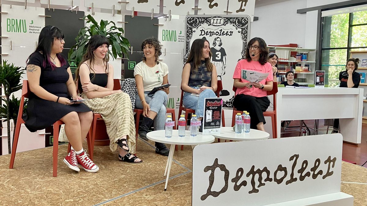 Mesa redonda de ¡Atiende!, donde las participantes presentan sus proyectos al público. Presenta Ana Arce