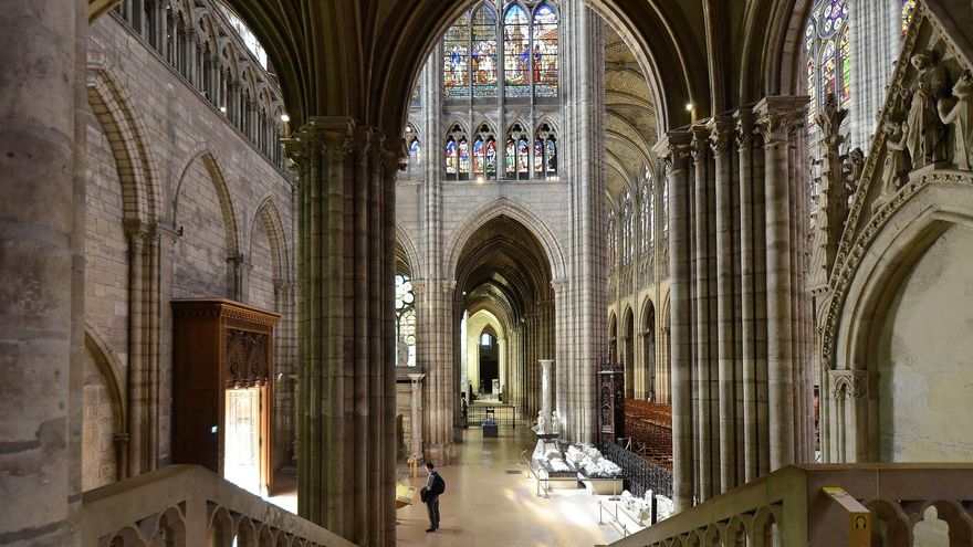 Vista del transepto (nave transversal) de la basílica de Saint Denis