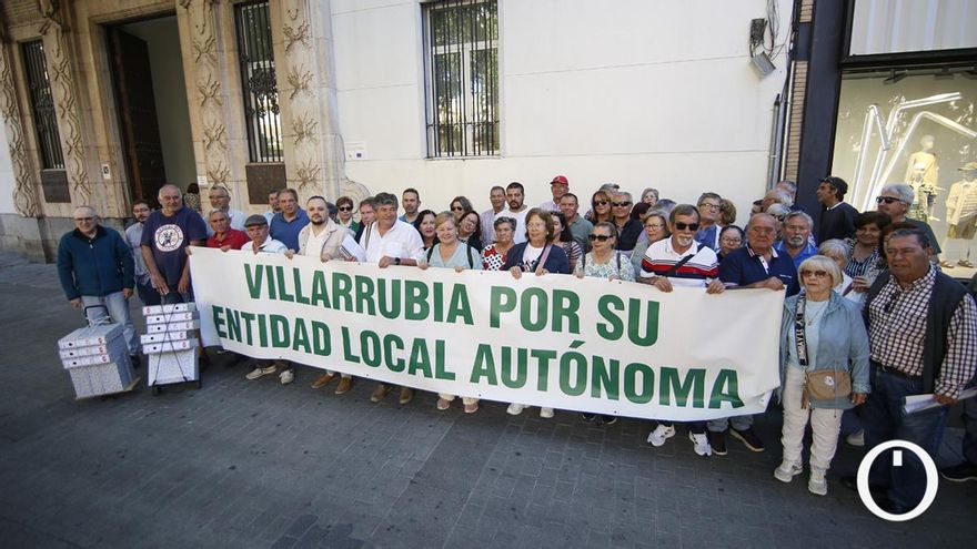 "Nos sentimos más pueblo que barrio": Villarrubia entrega 2.501 firmas para 'independizarse'