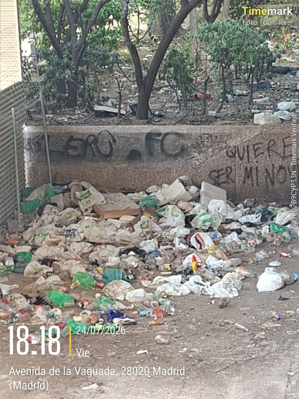 Basura acumulada en un rincón