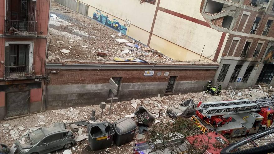 Escombros tras derrumbarse un edificio en el centro de Madrid