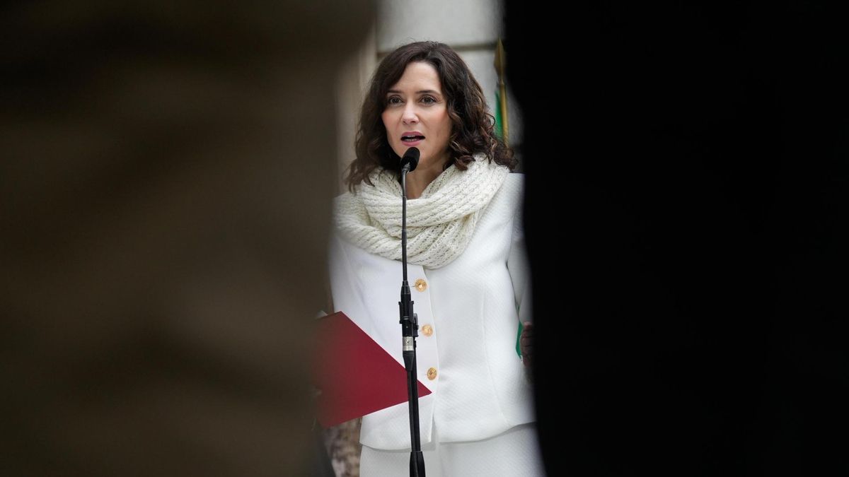 La presidenta de la Comunidad de Madrid, Isabel Díaz Ayuso, hace una declaración a la prensa a su llegada al acto institucional por el Día de la Constitución, este sábado, en Madrid.