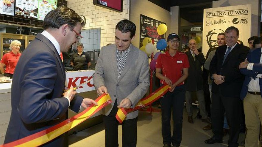 Momento de la inauguración del KFC, con el concejal Pedro Llamas y el alcalde Antonio Silván. / Foto Mauricio Peña / Las Nueva Crónica