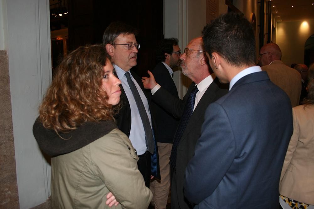 El president Ximo Puig dialoga con algunos de los asistentes al acto