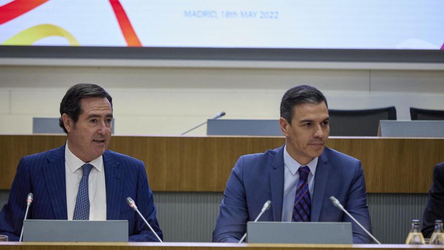 El presidente de la CEOE, Antonio Garamendi (i), y el presidente del Gobierno, Pedro Sánchez (c), presiden el acto inaugural del foro empresarial España-Catar, en la sede de la CEOE.