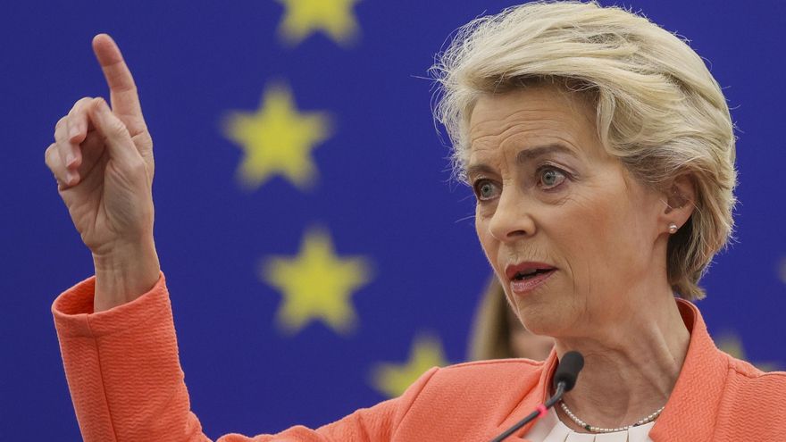 La presidenta de la Comisión Europea (CE), Ursula von der Leyen, en la sesión de este miércoles del Parlamento Europeo en Estrasburgo. EFE/EPA/JULIEN WARNANDEFE/