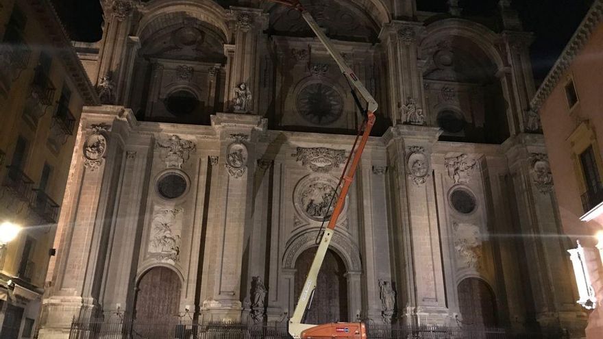 Dos pináculos de la Catedral de Granada se desprenden a causa de los terremotos