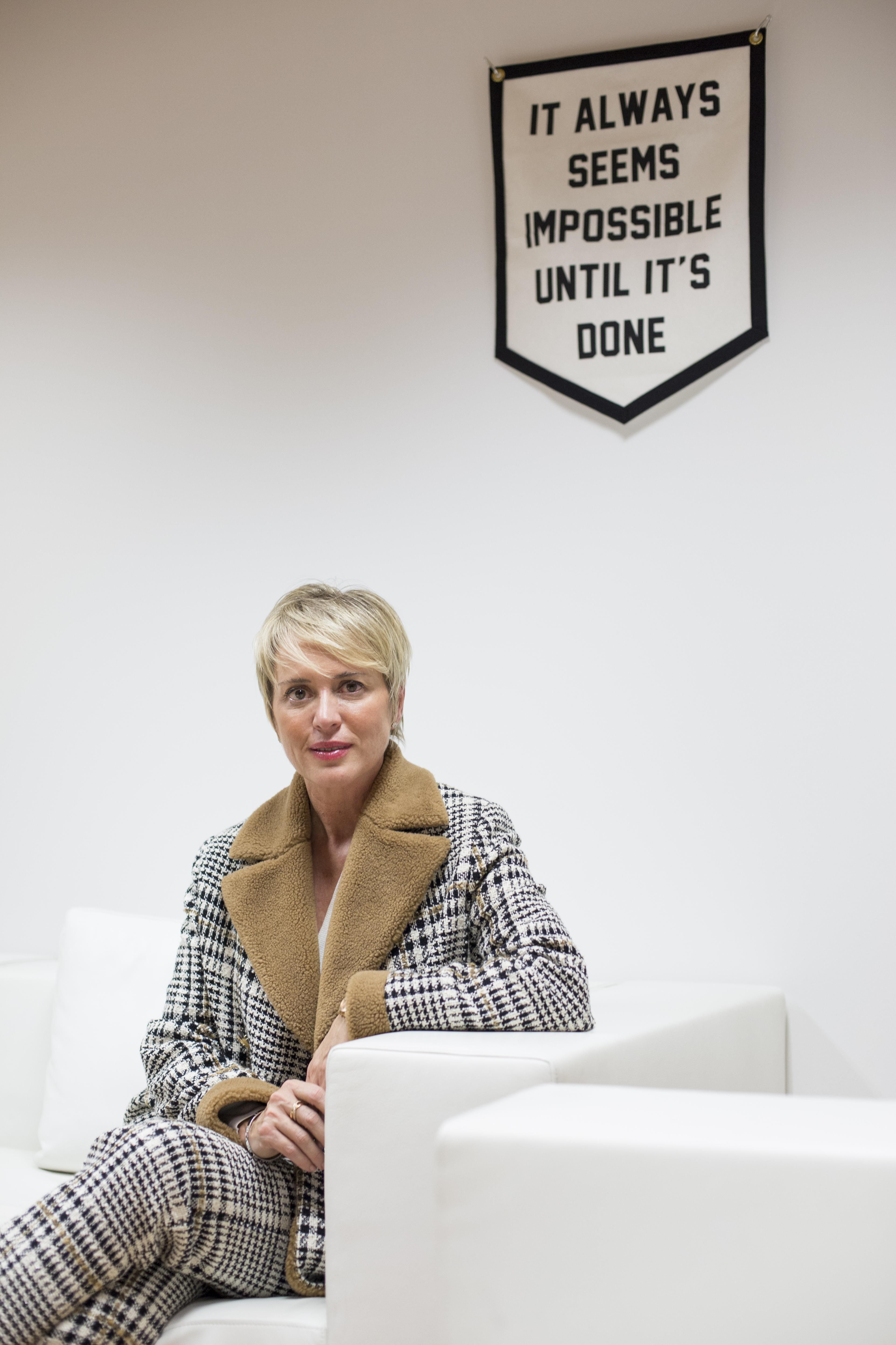 Artigas, bajo uno de los pocos elementos de decoración que tiene en su despacho. "Lo compré en el Museo Whitney de Nueva York", explica tras la entrevista.