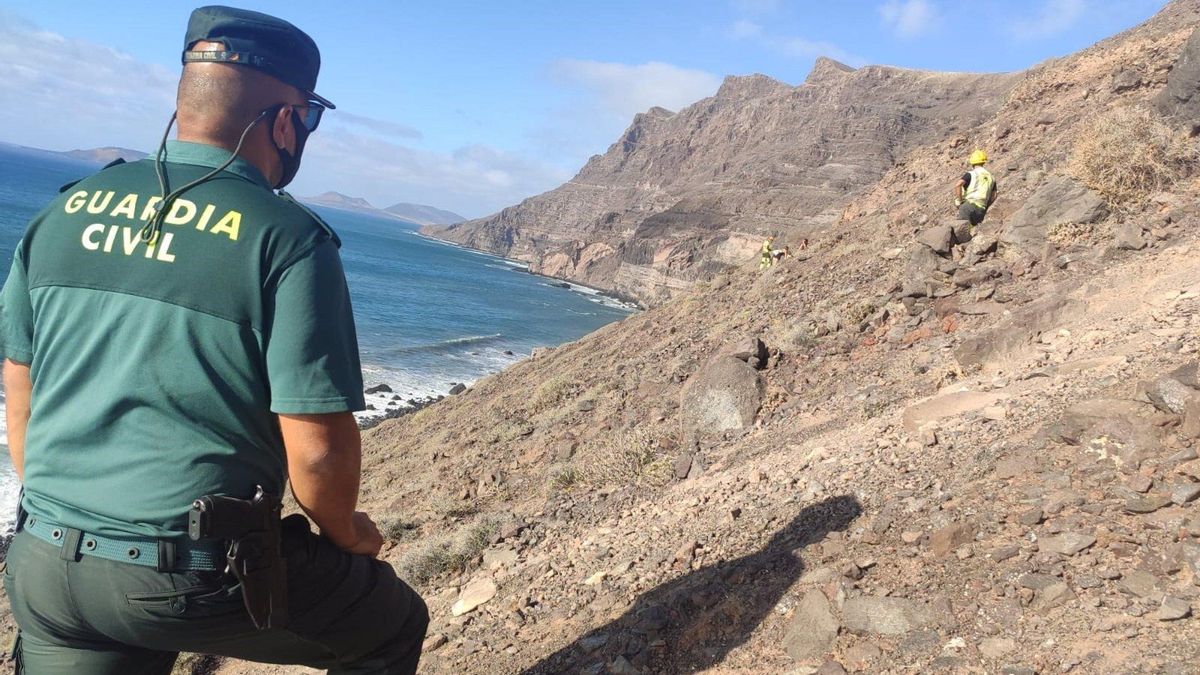 La Guardia Civil, en el rescate de una familia que quedó atrapada en un precipicio en el Risco de Famara.