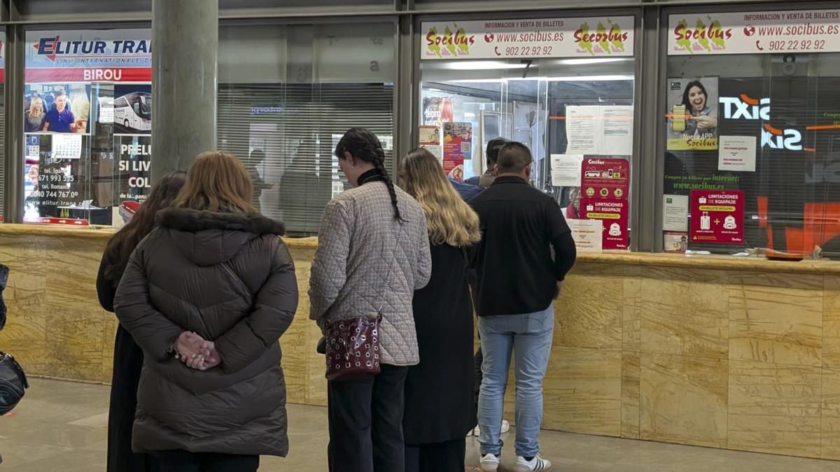 "Nos hemos tenido que buscar la vida": la odisea de los viajeros en la estación de autobuses de Córdoba