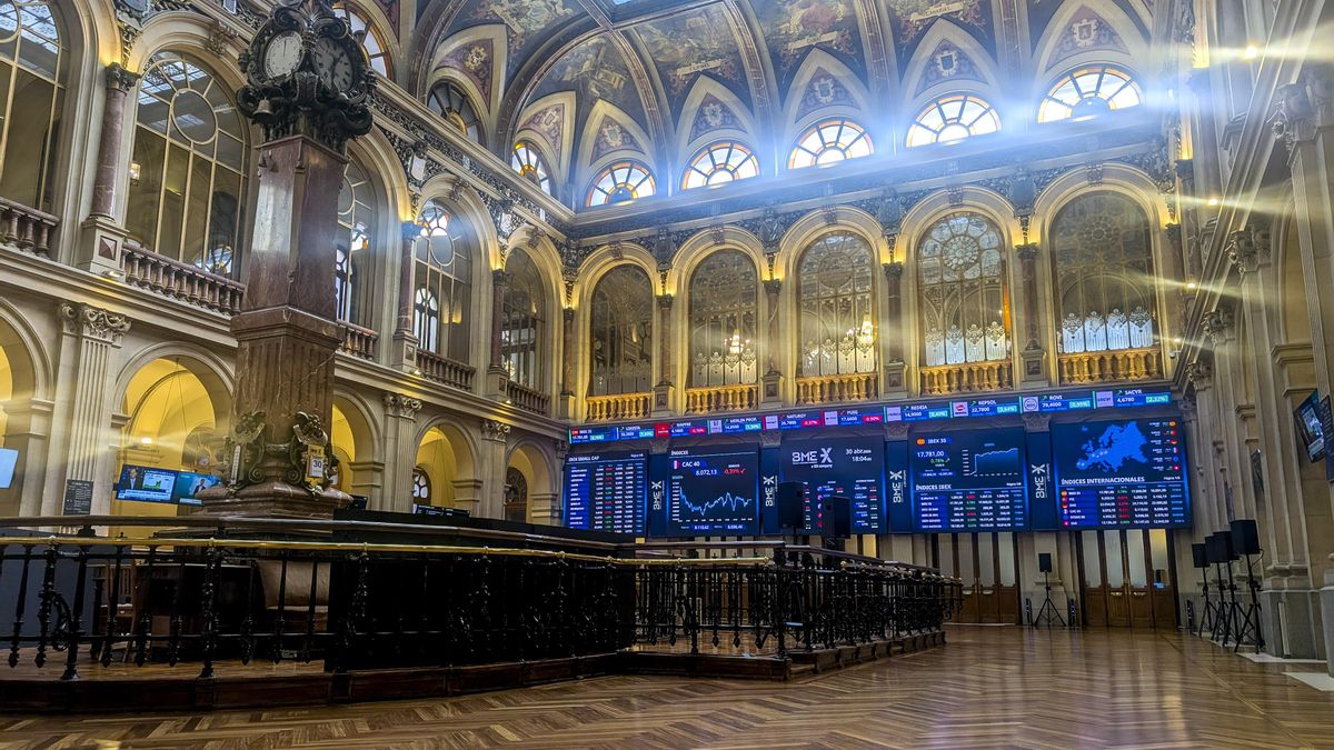 El Ibex 35 cede un 2,39% con el petróleo disparado hasta los 114 dólares