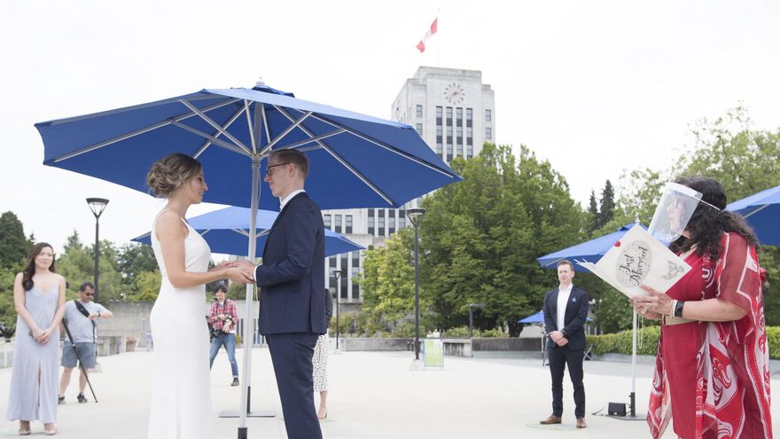 Nikki Alexis y Roni Jones se casan durante un programa piloto de microbodas en la ciudad de Vancouver, Canadá.
