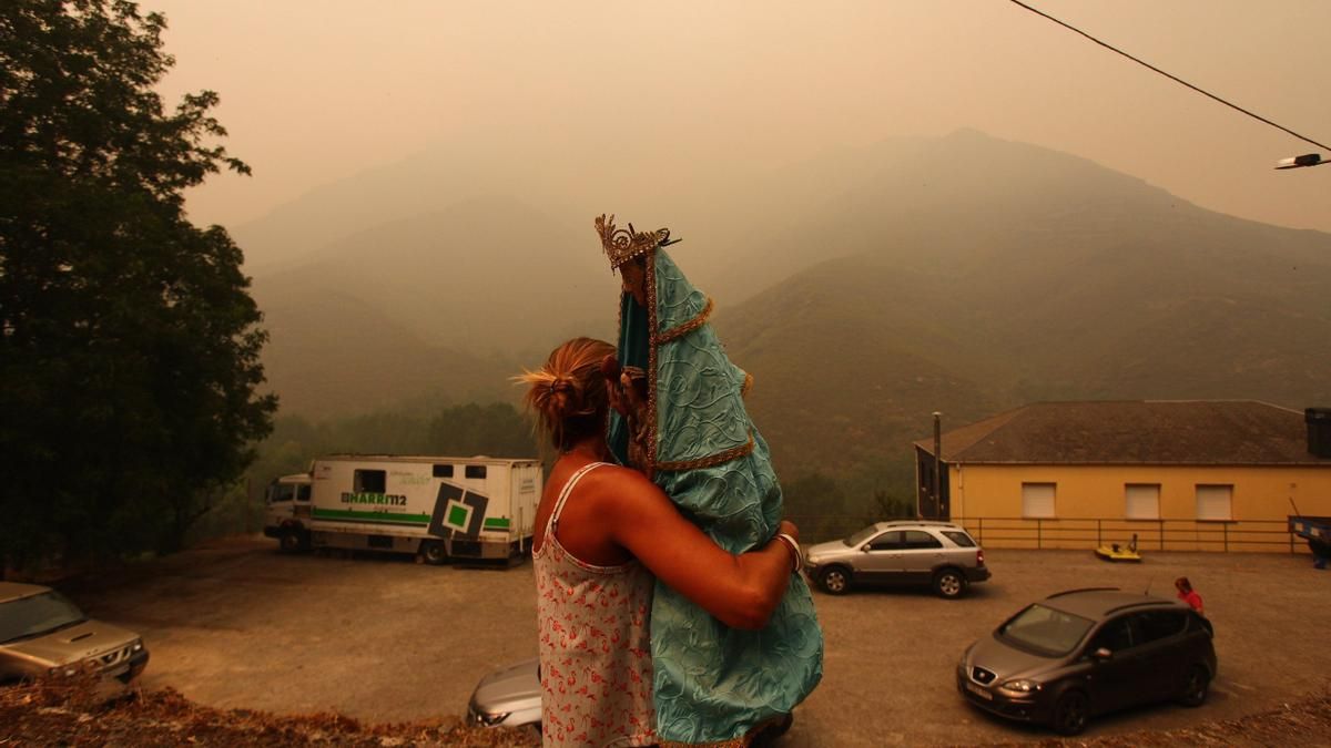 Una vecina de Lusío (Oencia), rescata la Santa del pueblo ante la posible llegada del fuego.