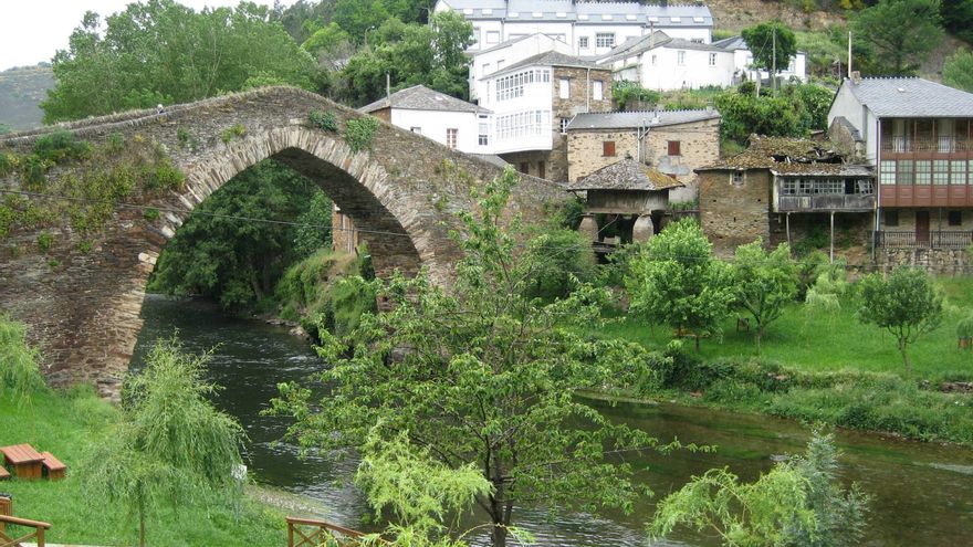 La diminuta aldea de apenas 300 habitantes que alberga un puente medieval y es perfecta para visitar en otoño