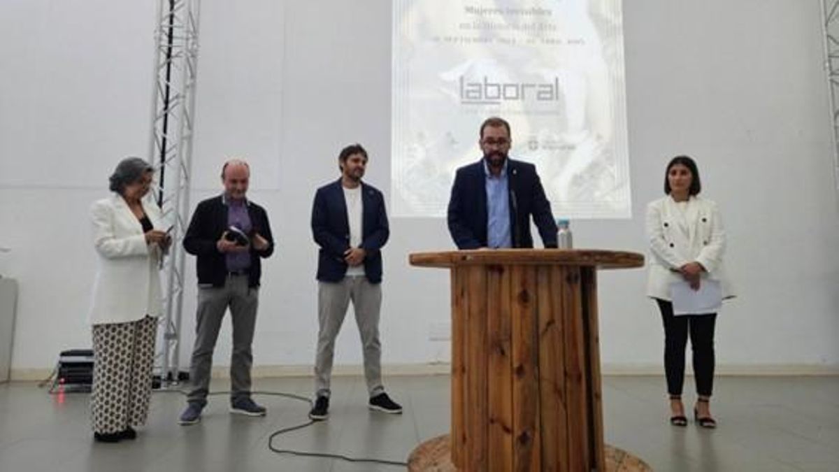 Autoridades en la presentación de la muestra.