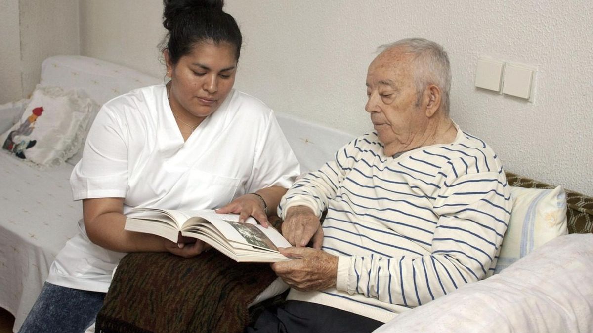 Las cuidadoras de adultos mayores se encuentran en una situación crítica.