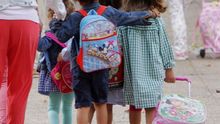 Niñas a la salida de un colegio.