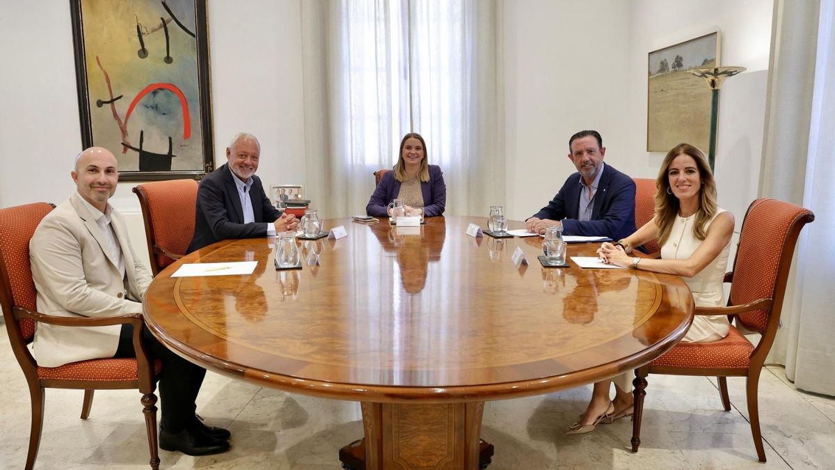 El encuentro este jueves entre el consejero delegado de HiperDino, Javier Puga, y su directora general, Olivia Llorca, con la presidenta del Govern de les Illes Balears, Marga Prohens, y el conseller de Empresa, Empleo y Energía, Alejandro Sáenz de San Pedro, para hacer balance de sus primeros seis meses en la región y confirmar su voluntad de crecimiento.